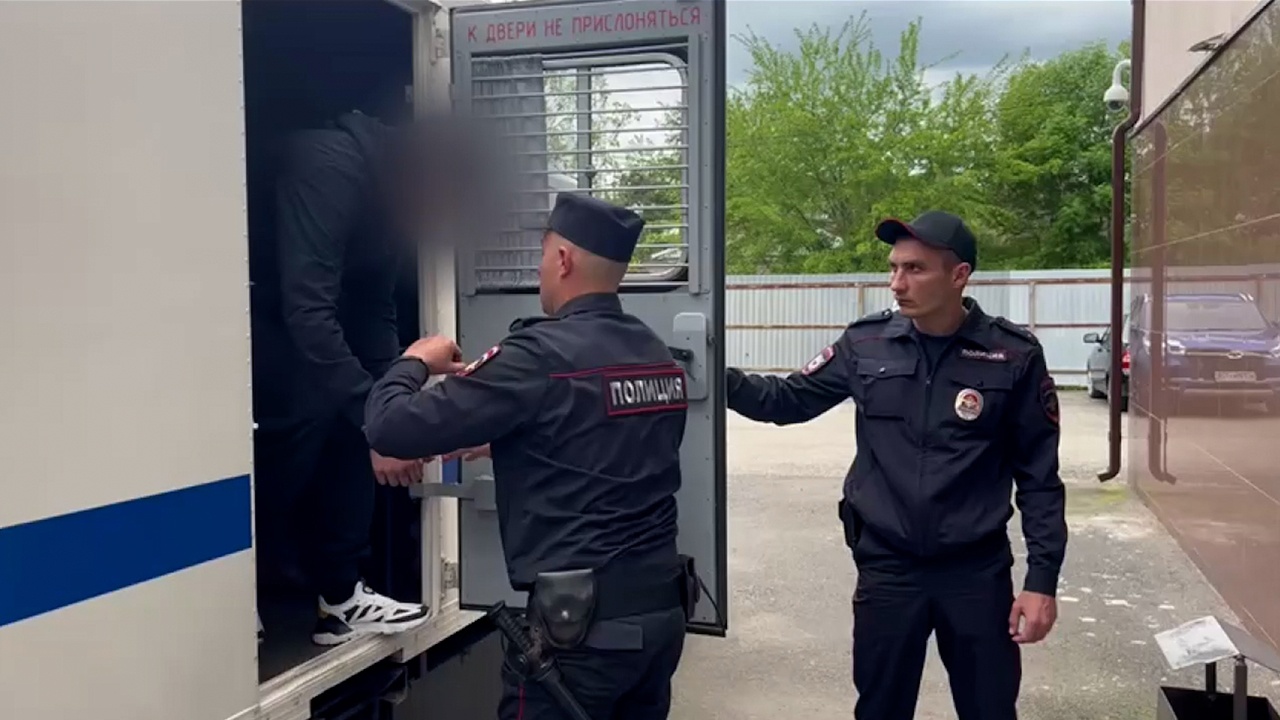 На Ставрополье предотвратили нападение подростков на полицейских 9 Мая На Ставрополье предотвратили нападение подростков на полицейских 9 Мая