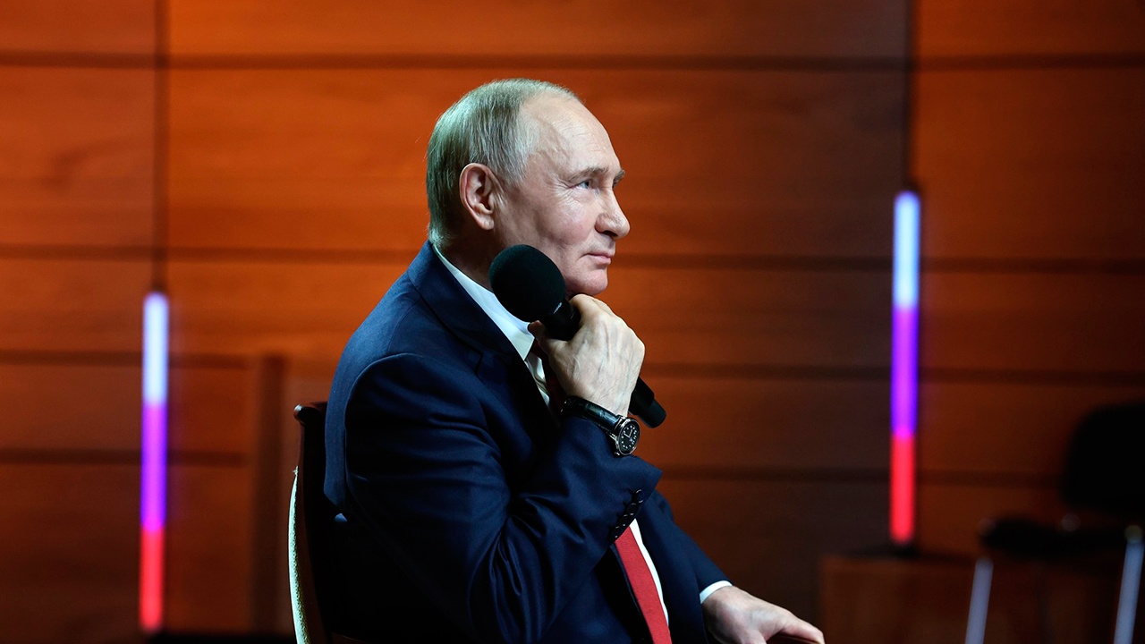 Путин заявил, что не стал бы заставлять золотую рыбку исполнять его желания Путин заявил, что не стал бы заставлять золотую рыбку исполнять его желания