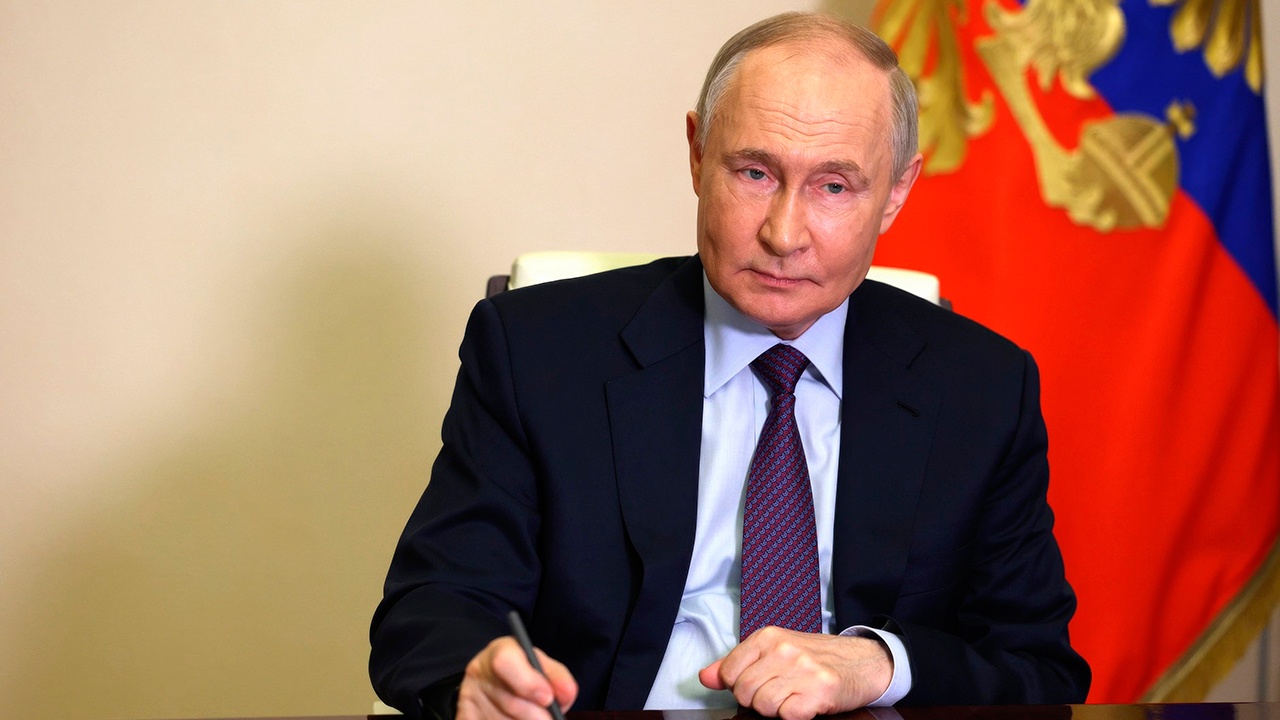 Путин поздравил ярославский «Локомотив» с получением Кубка Гагарина Путин поздравил ярославский «Локомотив» с получением Кубка Гагарина
