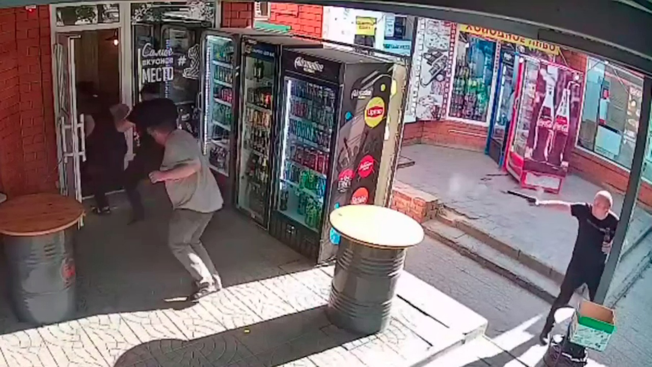 Неизвестный расстрелял несколько человек у вокзала в Воронежской области Неизвестный расстрелял несколько человек у вокзала в Воронежской области