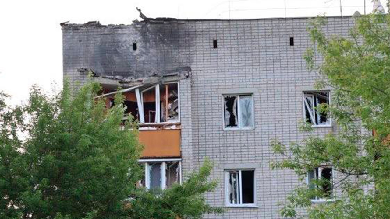 Обломки дрона ВСУ упали на жилой дом в Ельце, пострадали 20 квартир Обломки дрона ВСУ упали на жилой дом в Ельце, пострадали 20 квартир
