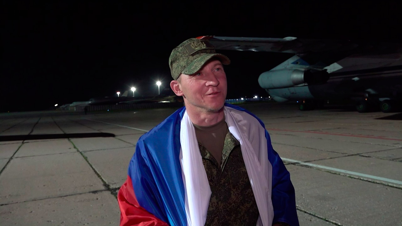 Вернувшийся из плена российский боец рассказал, что хотел поцеловать землю Вернувшийся из плена российский боец рассказал, что хотел поцеловать землю