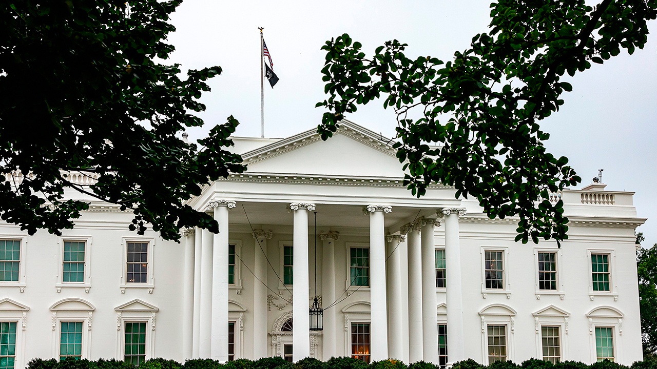 Трамп сократил штат Совета нацбезопасности, уволив 100 сотрудников Трамп сократил штат Совета нацбезопасности, уволив 100 сотрудников