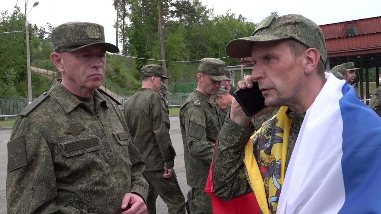 Вернувшиеся в рамках второго этапа обмена бойцы ВС РФ позвонили родным Вернувшиеся в рамках второго этапа обмена бойцы ВС РФ позвонили родным