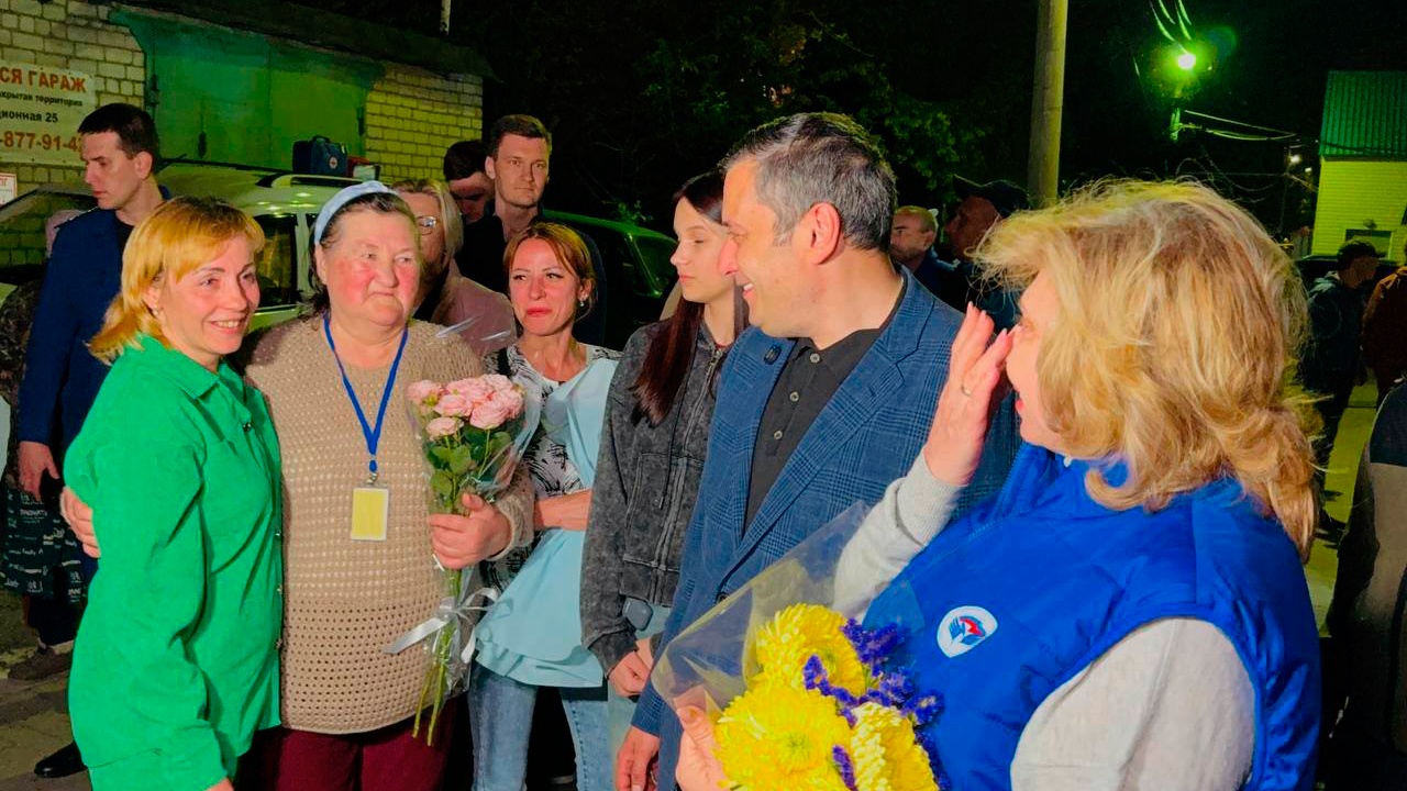 Хинштейн встретил 18 вернувшихся из украинского плена курян Хинштейн встретил 18 вернувшихся из украинского плена курян