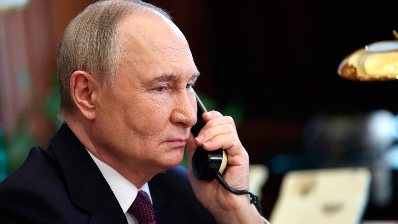 Песков: Путин слышал слова Трампа по телефону до переводчика Песков: Путин слышал слова Трампа по телефону до переводчика