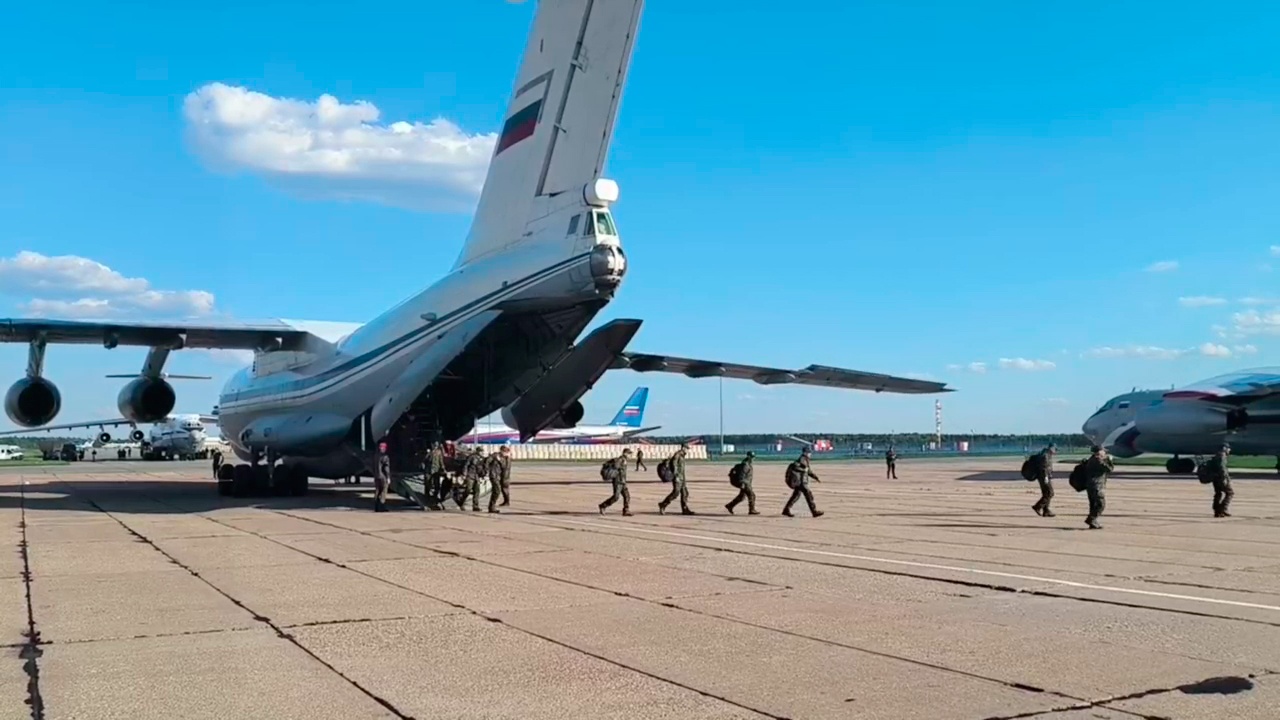 Самолеты с освобожденными из плена бойцами ВС РФ прибыли в Подмосковье Самолеты с освобожденными из плена бойцами ВС РФ прибыли в Подмосковье