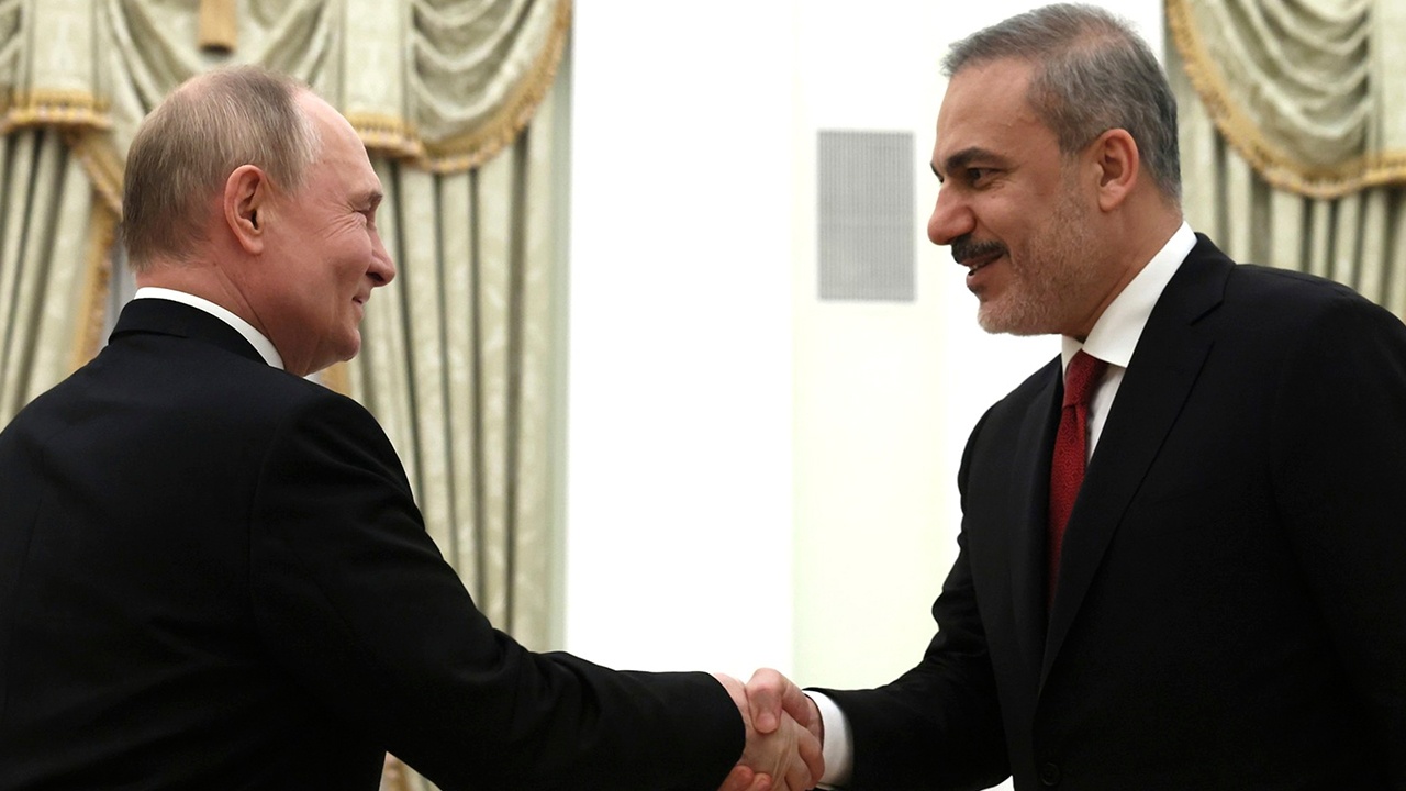 Путин принял главу МИД Турции в Кремле