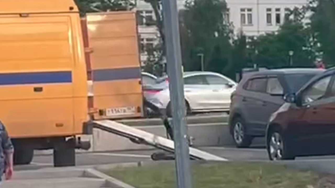 Робот-сапер убрал подозрительный объект на парковке у метро «Тропарево»