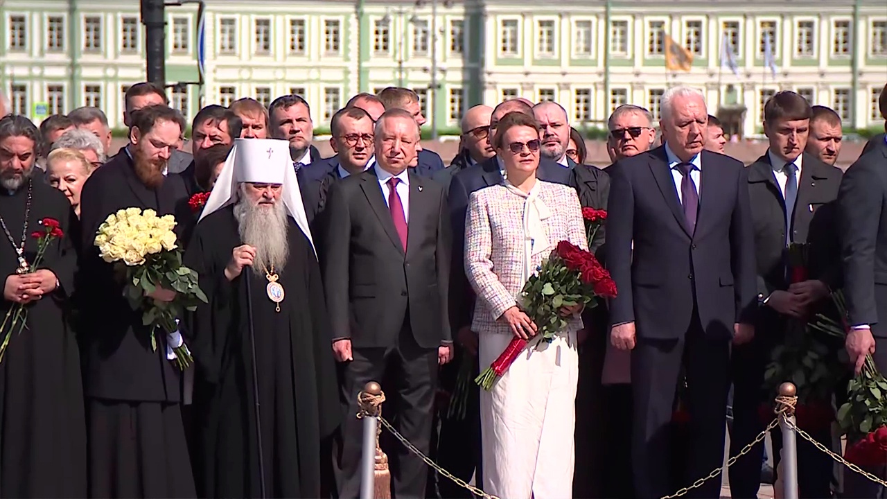 Матвиенко, Беглов и Цивилева возложили цветы к памятнику Петру I Матвиенко, Беглов и Цивилева возложили цветы к памятнику Петру I
