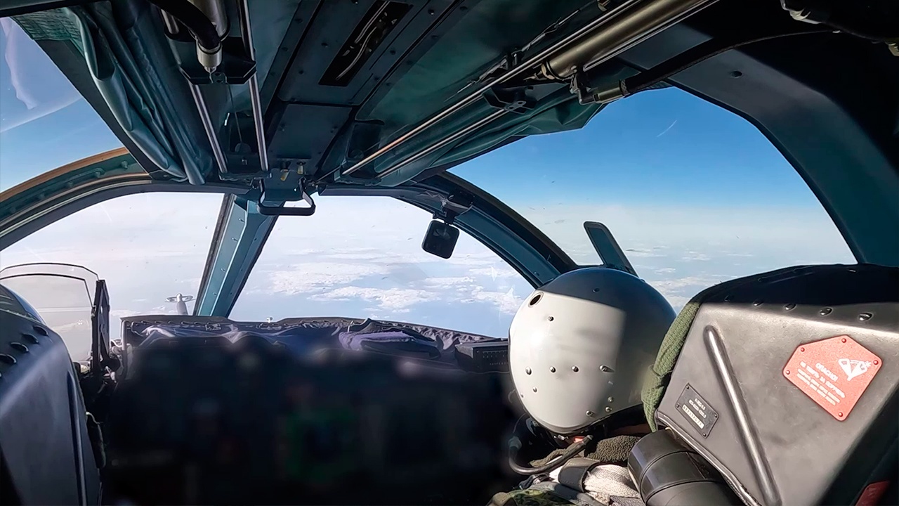 Экипаж Су-34 разбомбил пункт временной дислокации ВСУ в зоне спецоперации Экипаж Су-34 разбомбил пункт временной дислокации ВСУ в зоне спецоперации