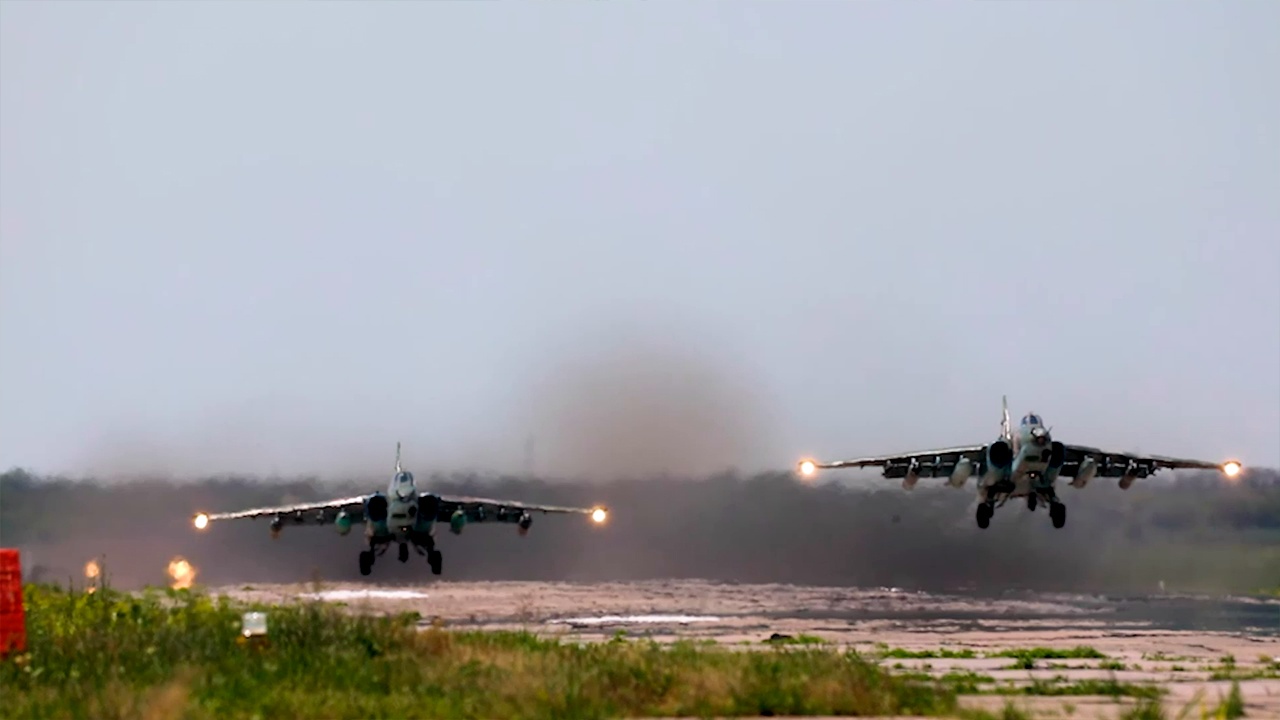 Экипажи штурмовиков Су-25 сожгли бронетехнику боевиков в зоне СВО Экипажи штурмовиков Су-25 сожгли бронетехнику боевиков в зоне СВО