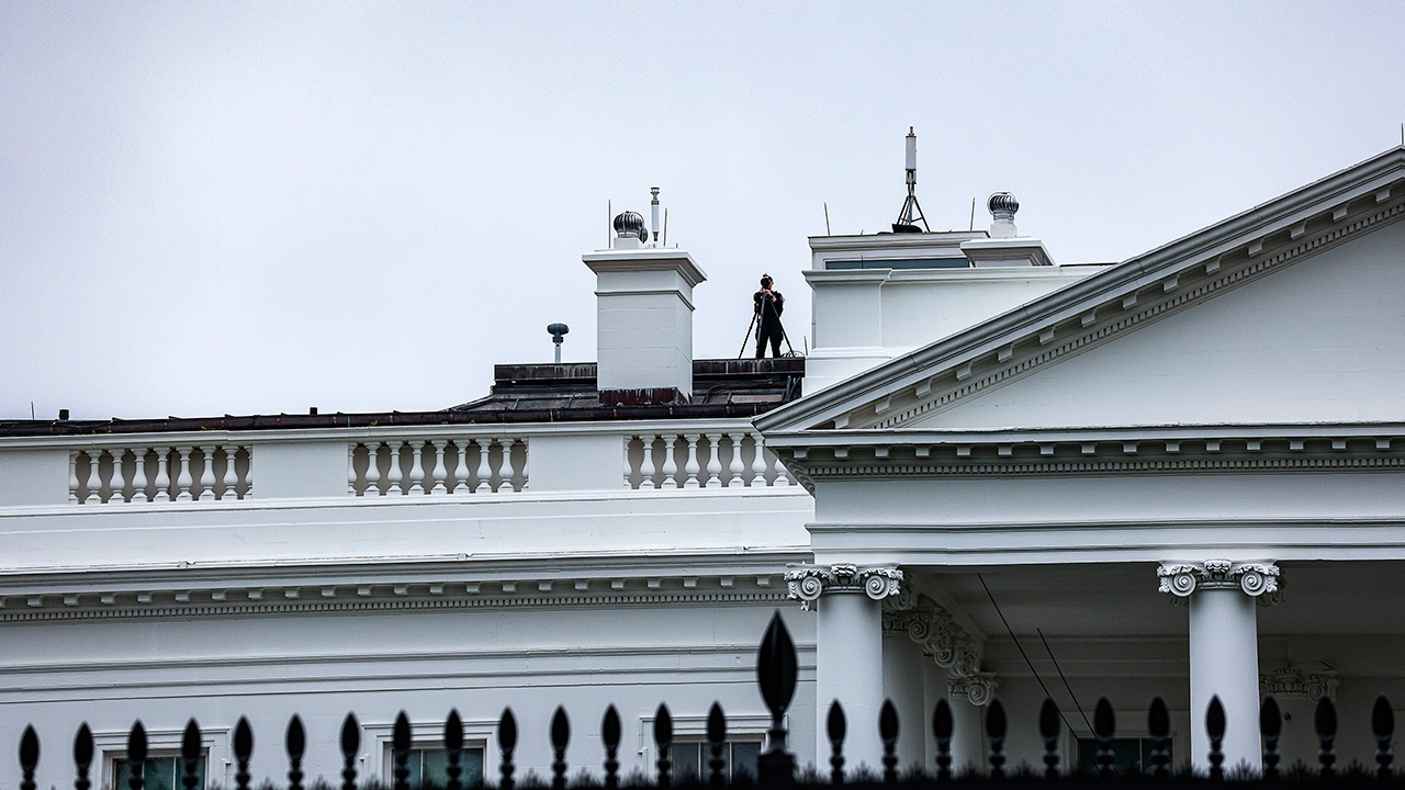 WSJ: хакеры взломали телефон главы аппарата Белого дома WSJ: хакеры взломали телефон главы аппарата Белого дома