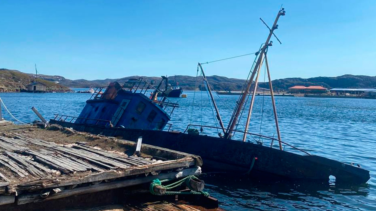 В Мурманской области затонуло судно, случился разлив топлива В Мурманской области затонуло судно, случился разлив топлива
