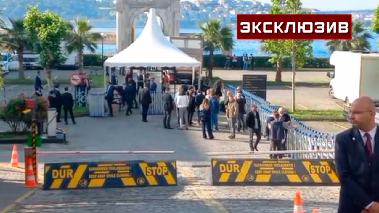 Журналисты собрались у дворца в Стамбуле, где пройдут российско-украинские переговоры Журналисты собрались у дворца в Стамбуле, где пройдут российско-украинские переговоры