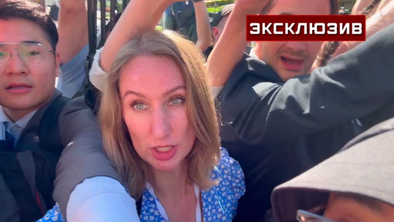 Журналисты устроили давку перед пресс-подходом делегаций РФ и Украины Журналисты устроили давку перед пресс-подходом делегаций РФ и Украины