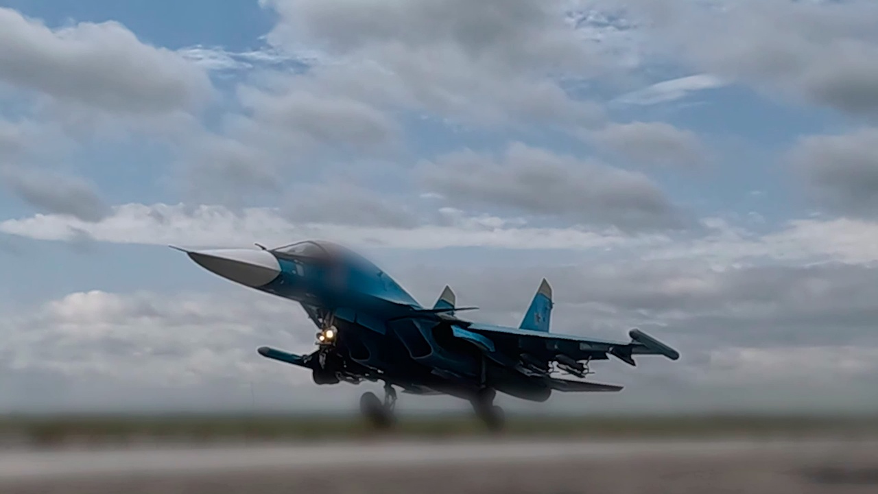 Экипаж Су-34 разбомбил пункт временной дислокации ВСУ Экипаж Су-34 разбомбил пункт временной дислокации ВСУ