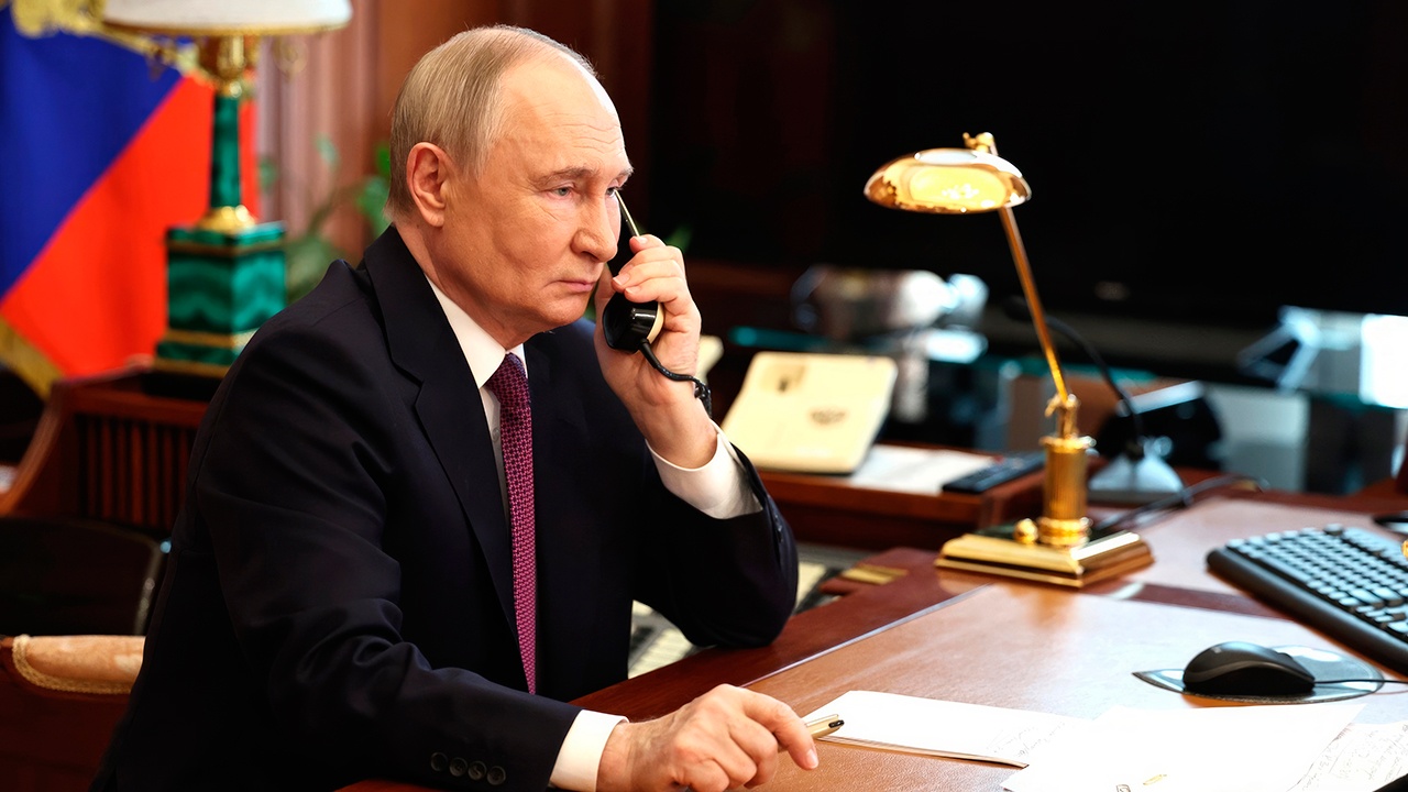 Путин провел телефонный разговор с Трампом Путин провел телефонный разговор с Трампом
