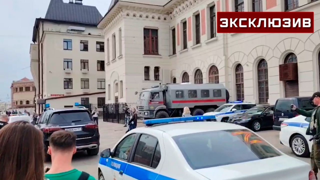 Похитители блогера уехали с Ярославского вокзала в Москве под конвоем полиции Похитители блогера уехали с Ярославского вокзала в Москве под конвоем полиции