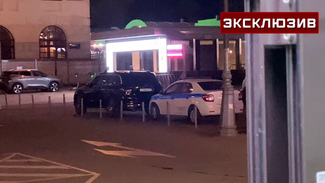 К Ярославскому вокзалу вернулась машина, в которую затолкали блогера К Ярославскому вокзалу вернулась машина, в которую затолкали блогера