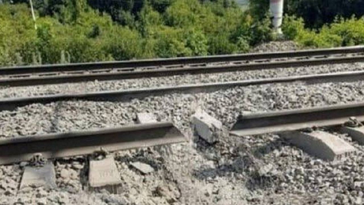 Из-за подрыва путей в Воронежской области задерживаются 26 поездов Из-за подрыва путей в Воронежской области задерживаются 26 поездов