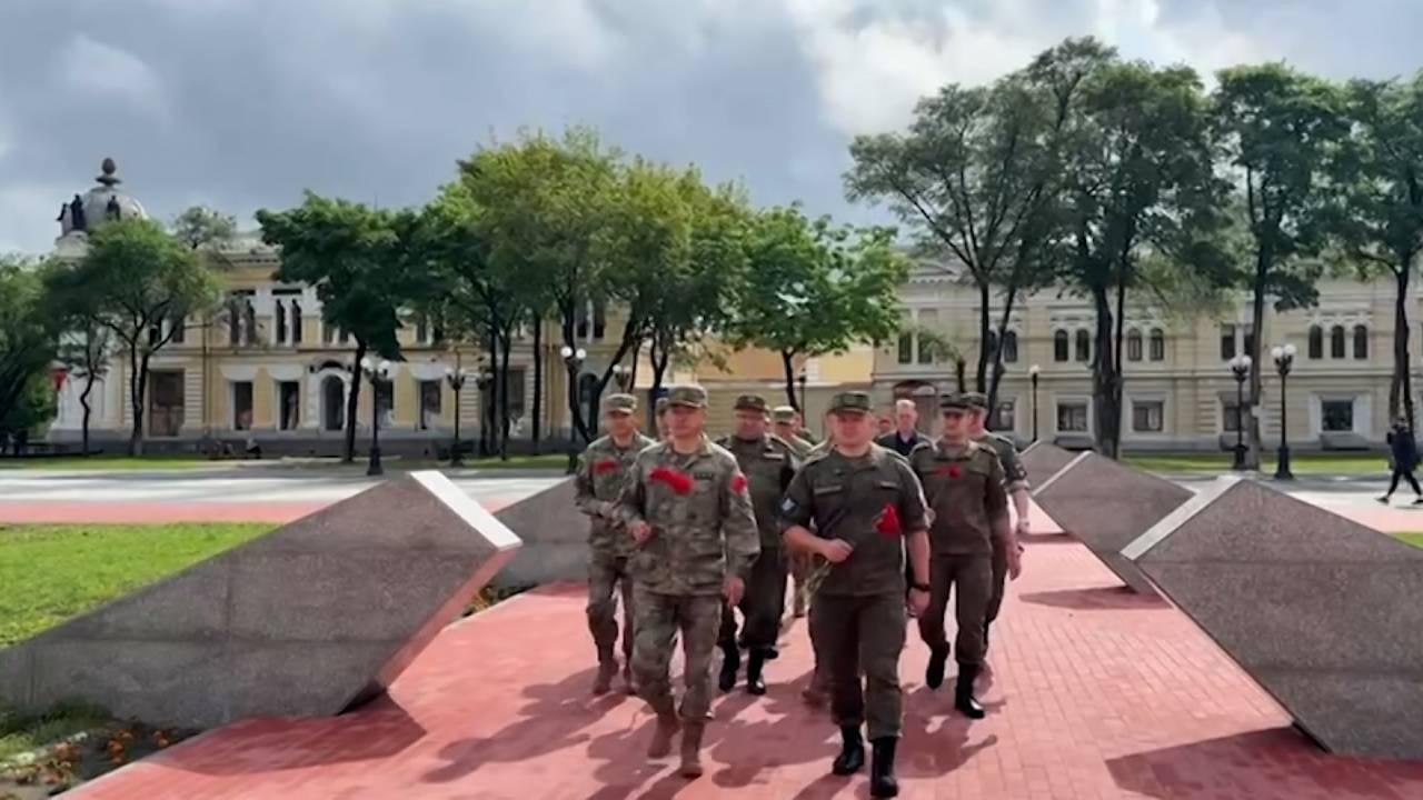 Военные из КНР принесли цветы к мемориалам погибшим в Великой Отечественной Военные из КНР принесли цветы к мемориалам погибшим в Великой Отечественной