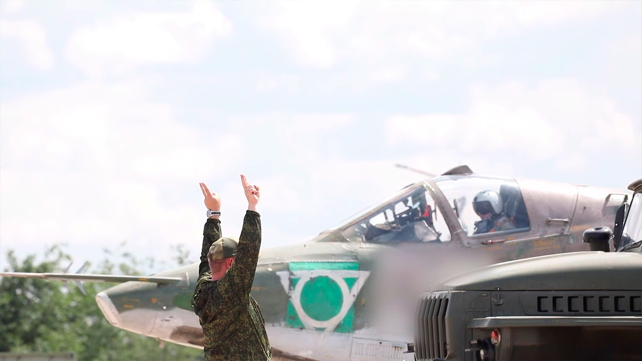 Экипажи Су-25 уничтожили пехоту ВСУ в зоне спецоперации Экипажи Су-25 уничтожили пехоту ВСУ в зоне спецоперации