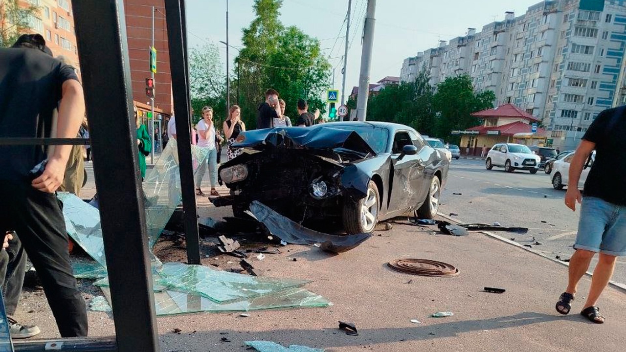 Спорткар влетел в автобусную остановку в Сергиевом Посаде Спорткар влетел в автобусную остановку в Сергиевом Посаде