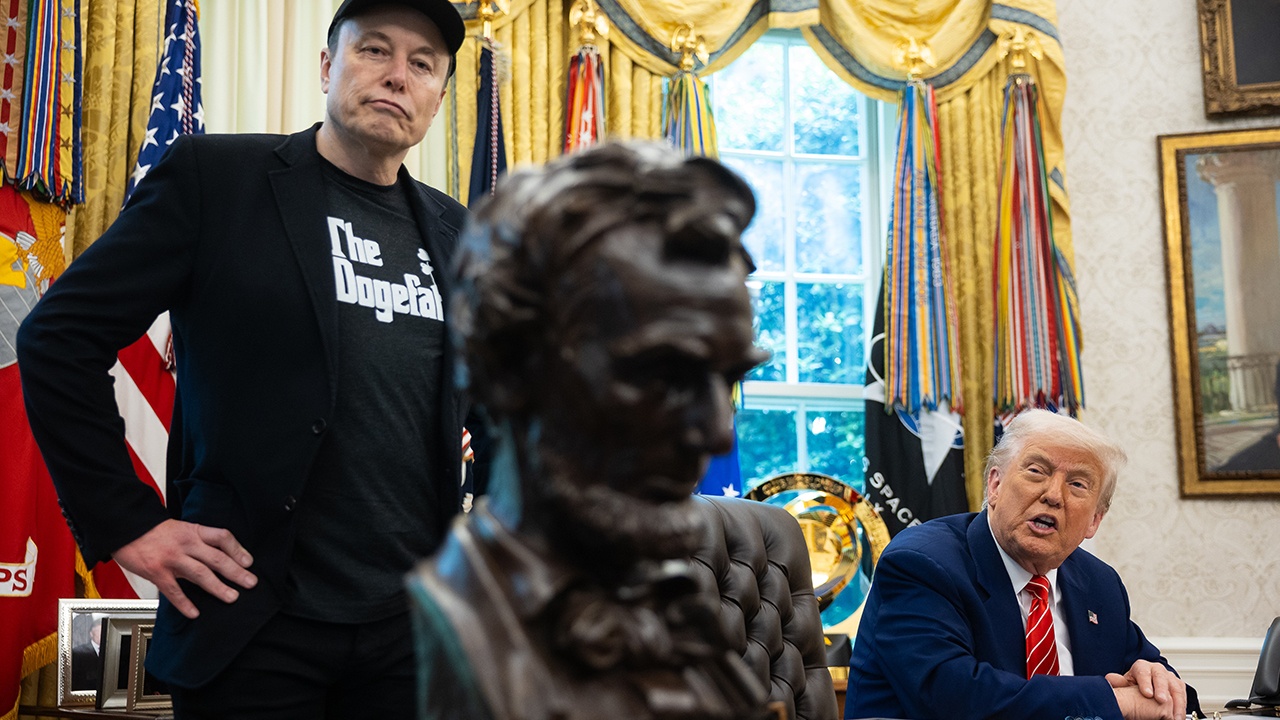 Трамп назвал Маска сумасшедшим Трамп назвал Маска сумасшедшим