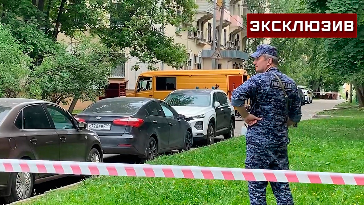 Взрывотехники ищут СВУ под припаркованным автомобилем на западе Москвы Взрывотехники ищут СВУ под припаркованным автомобилем на западе Москвы