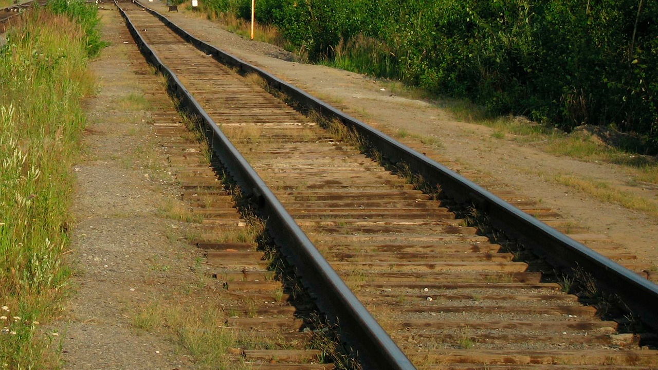 Тепловоз сошел с рельсов из-за подрыва пути в Белгородской области Тепловоз сошел с рельсов из-за подрыва пути в Белгородской области