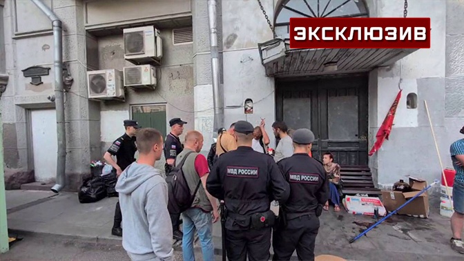 Полиция прибыла к стене Цоя на Новом Арбате Полиция прибыла к стене Цоя на Новом Арбате