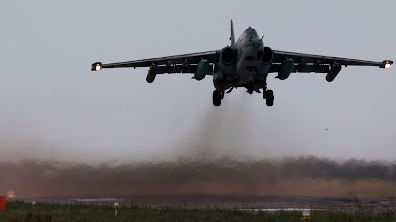 Экипажи Су-25 сожгли замаскированную бронетехнику ВСУ
