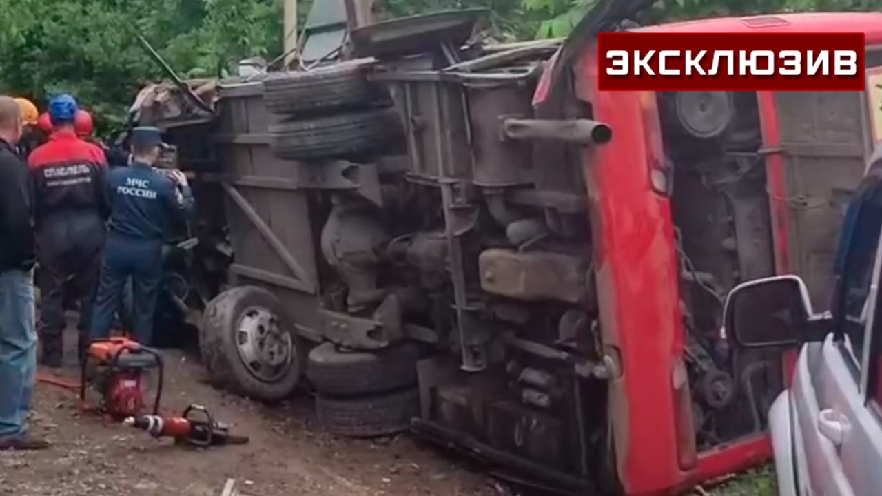 Появились кадры перевернувшегося автобуса с детьми в Хабаровском крае