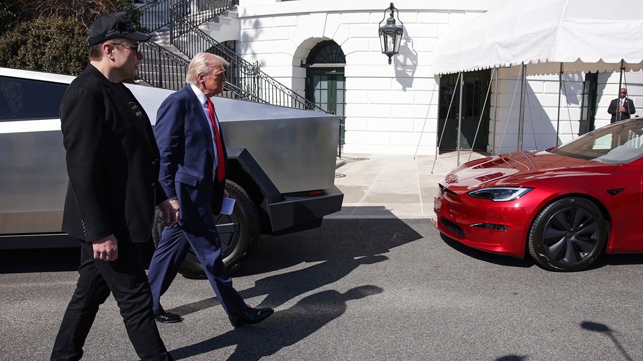 Кремль не будет вмешиваться в ссору Трампа и Маска