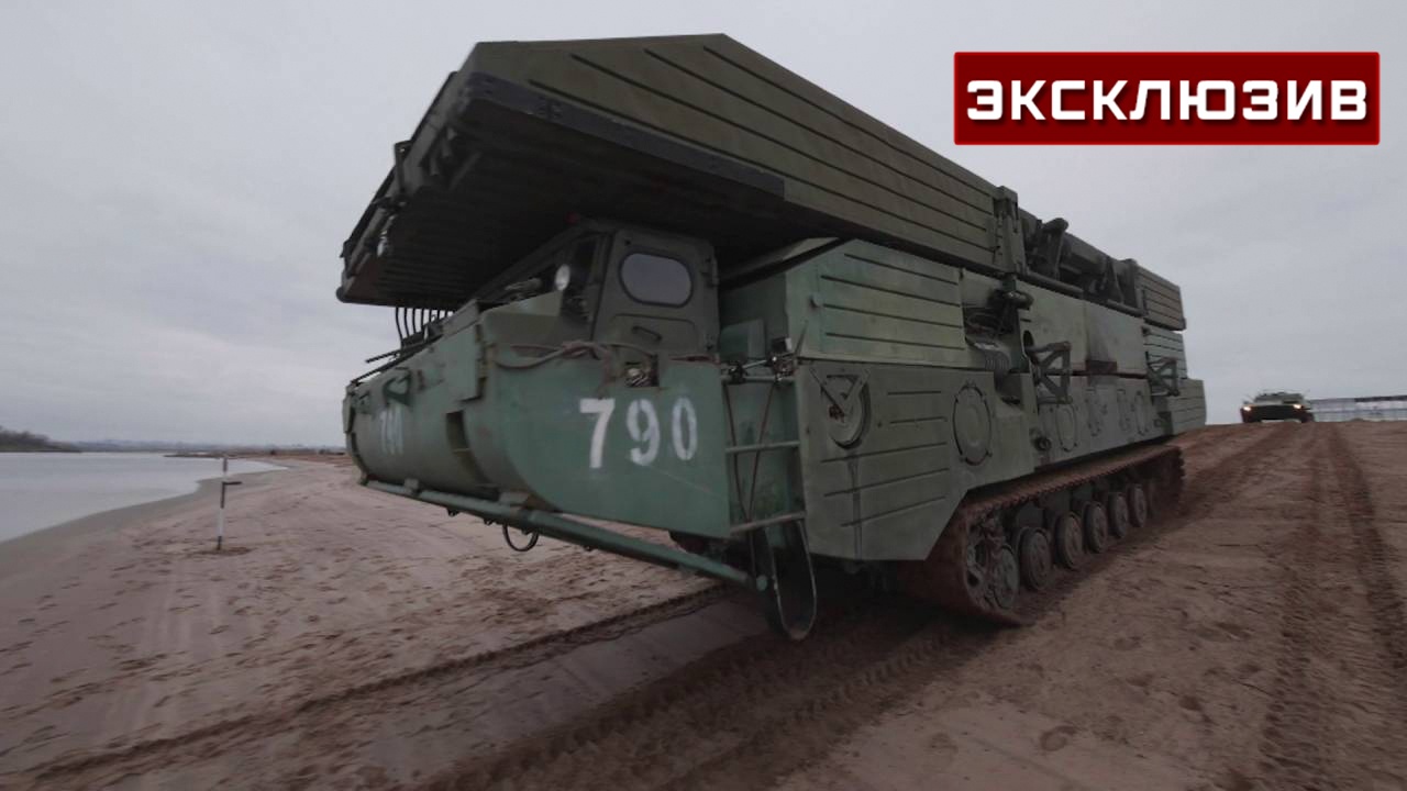 Военные инженеры показали в действии самую большую плавучую машину Военные инженеры показали в действии самую большую плавучую машину