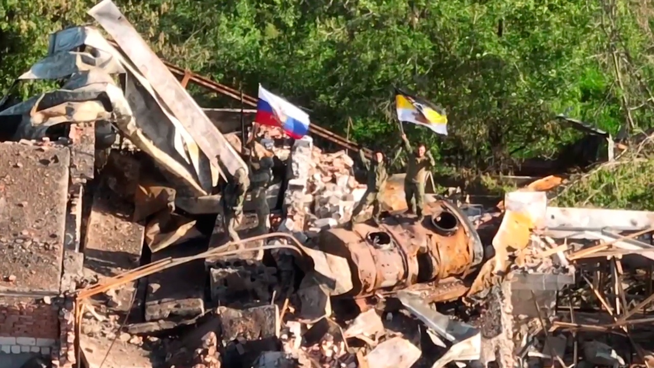 Минобороны опубликовало кадры водружения флага над Зарей в ДНР