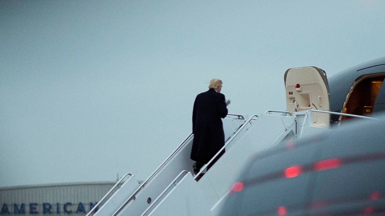 Трамп дважды за день упал на трапе президентского самолета Трамп дважды за день упал на трапе президентского самолета