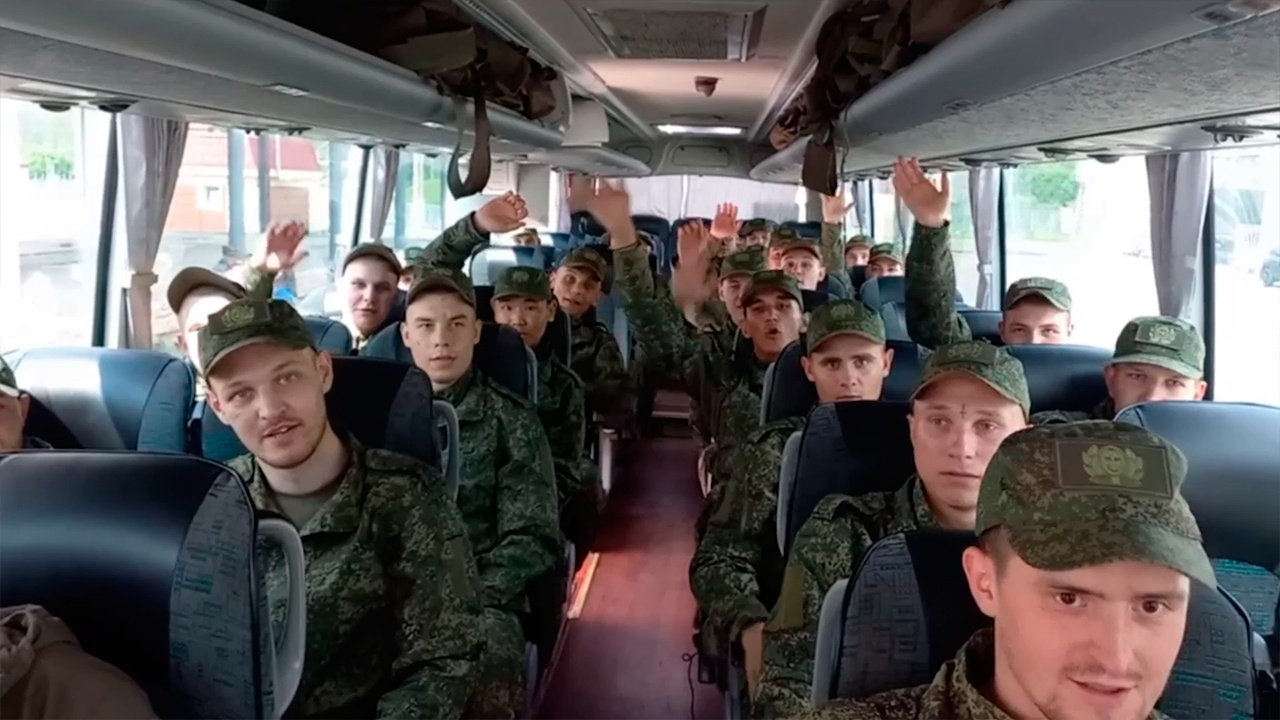 Опубликовано видео возвращения российских военнослужащих Опубликовано видео возвращения российских военнослужащих