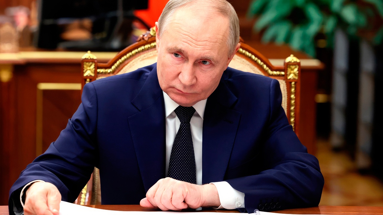 Путин призвал совершенствовать законы по защите традиционных ценностей Путин призвал совершенствовать законы по защите традиционных ценностей