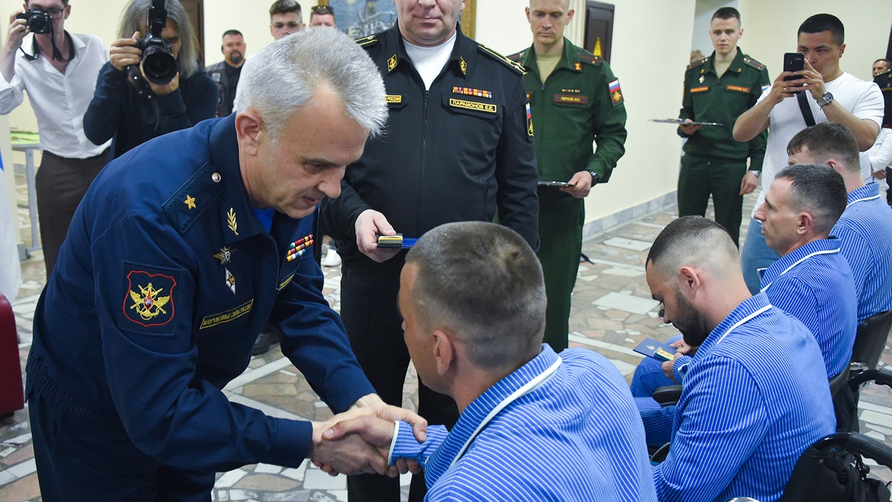 Раненые участники СВО прошли переобучение и получили награды Раненые участники СВО прошли переобучение и получили награды
