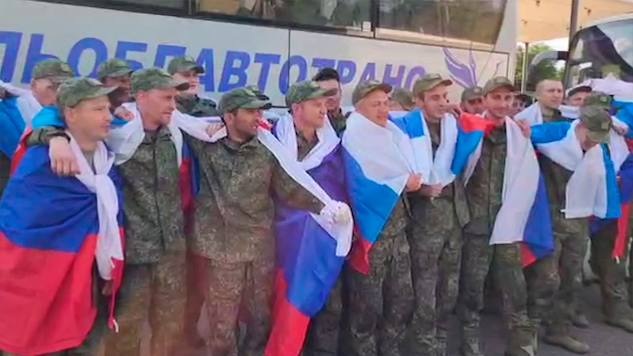 Опубликованы кадры возвращения военнослужащих из плена Опубликованы кадры возвращения военнослужащих из плена