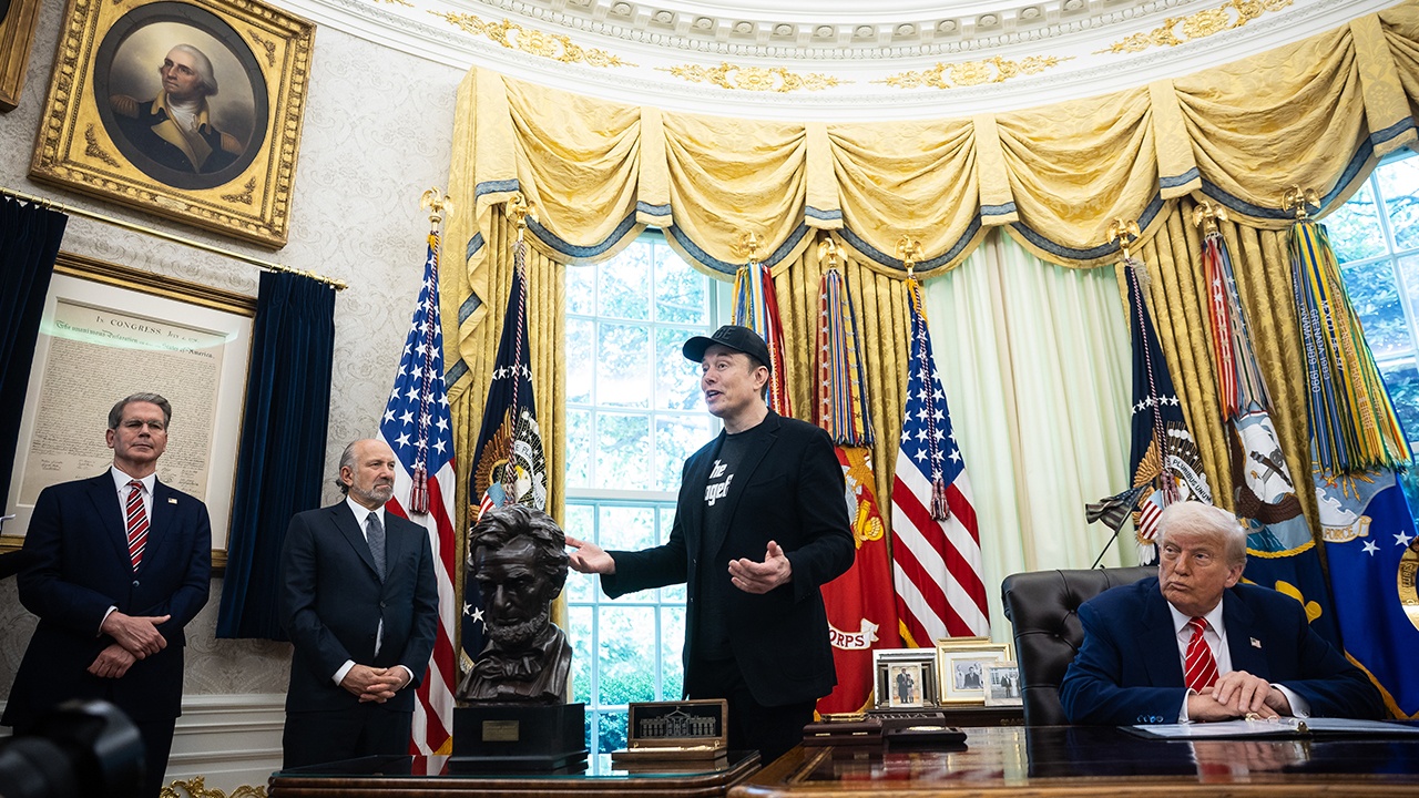 WSJ: спецслужбы США отслеживали визиты иностранцев к Маску WSJ: спецслужбы США отслеживали визиты иностранцев к Маску