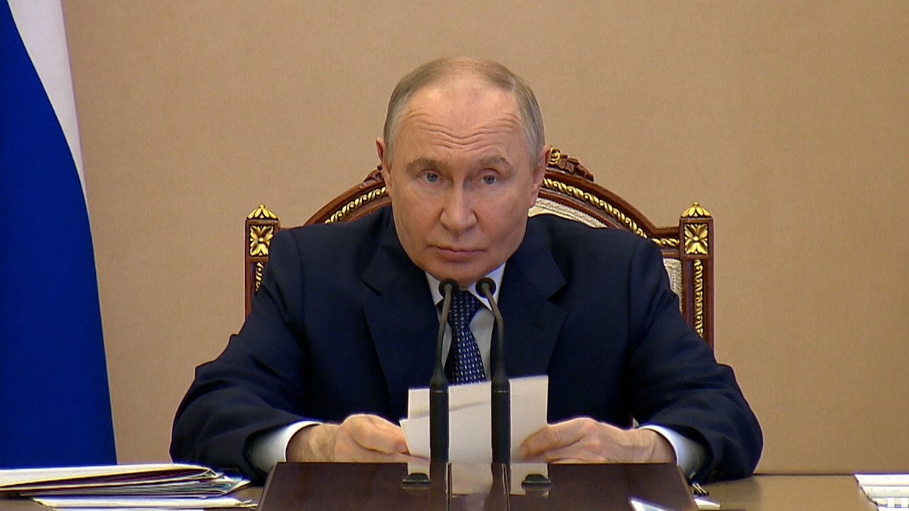 Путин поручил заранее готовить аэродромы и базы для новых вооружений Путин поручил заранее готовить аэродромы и базы для новых вооружений