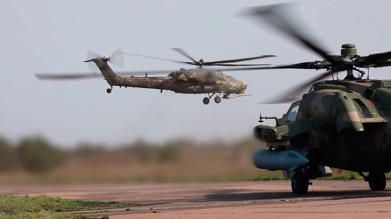 Экипаж Ми-28НМ поразил украинских дроноводов в зоне спецоперации Экипаж Ми-28НМ поразил украинских дроноводов в зоне спецоперации