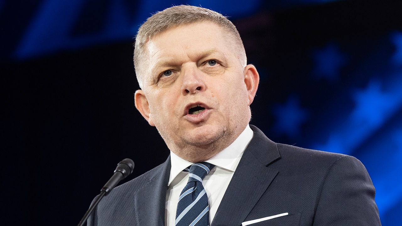 Фицо заявил, что Словакия не поддержит новый пакет санкций против России Фицо заявил, что Словакия не поддержит новый пакет санкций против России