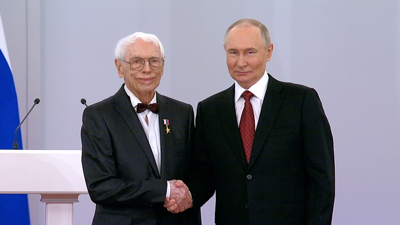 Композитор Зацепин пригласил Путина на свое 100-летие Композитор Зацепин пригласил Путина на свое 100-летие