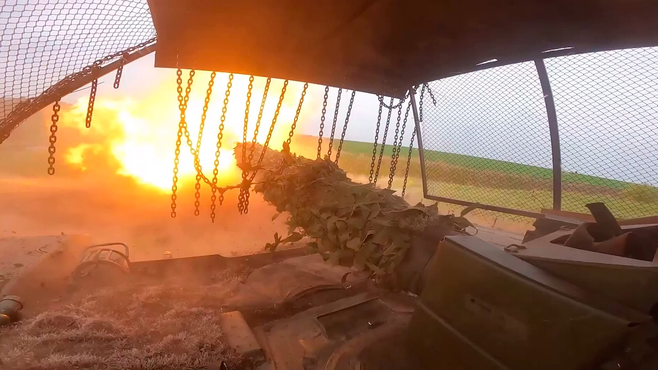 Экипаж Т-72Б3М разнес опорник ВСУ на Харьковском направлении Экипаж Т-72Б3М разнес опорник ВСУ на Харьковском направлении