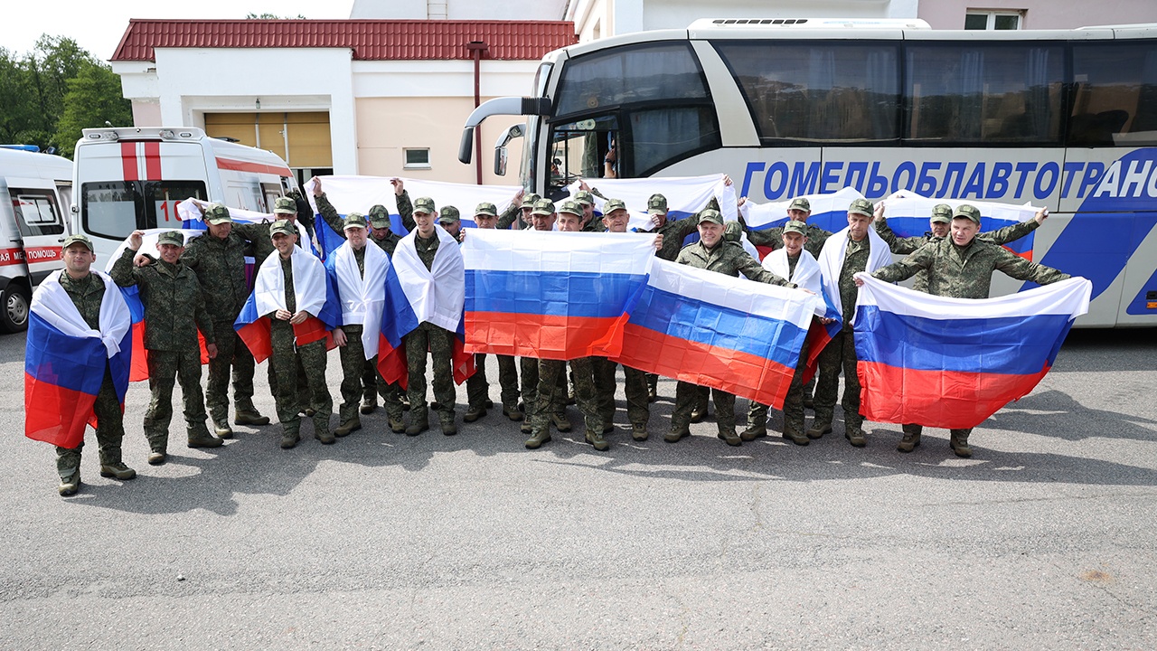 Новая группа российских бойцов вернулась из украинского плена Новая группа российских бойцов вернулась из украинского плена