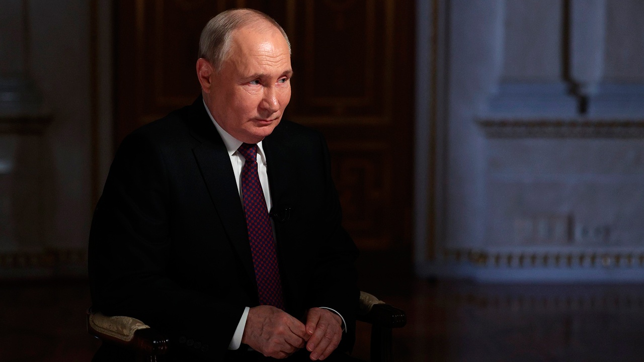 Путин рассказал, как решил не начинать носить очки Путин рассказал, как решил не начинать носить очки